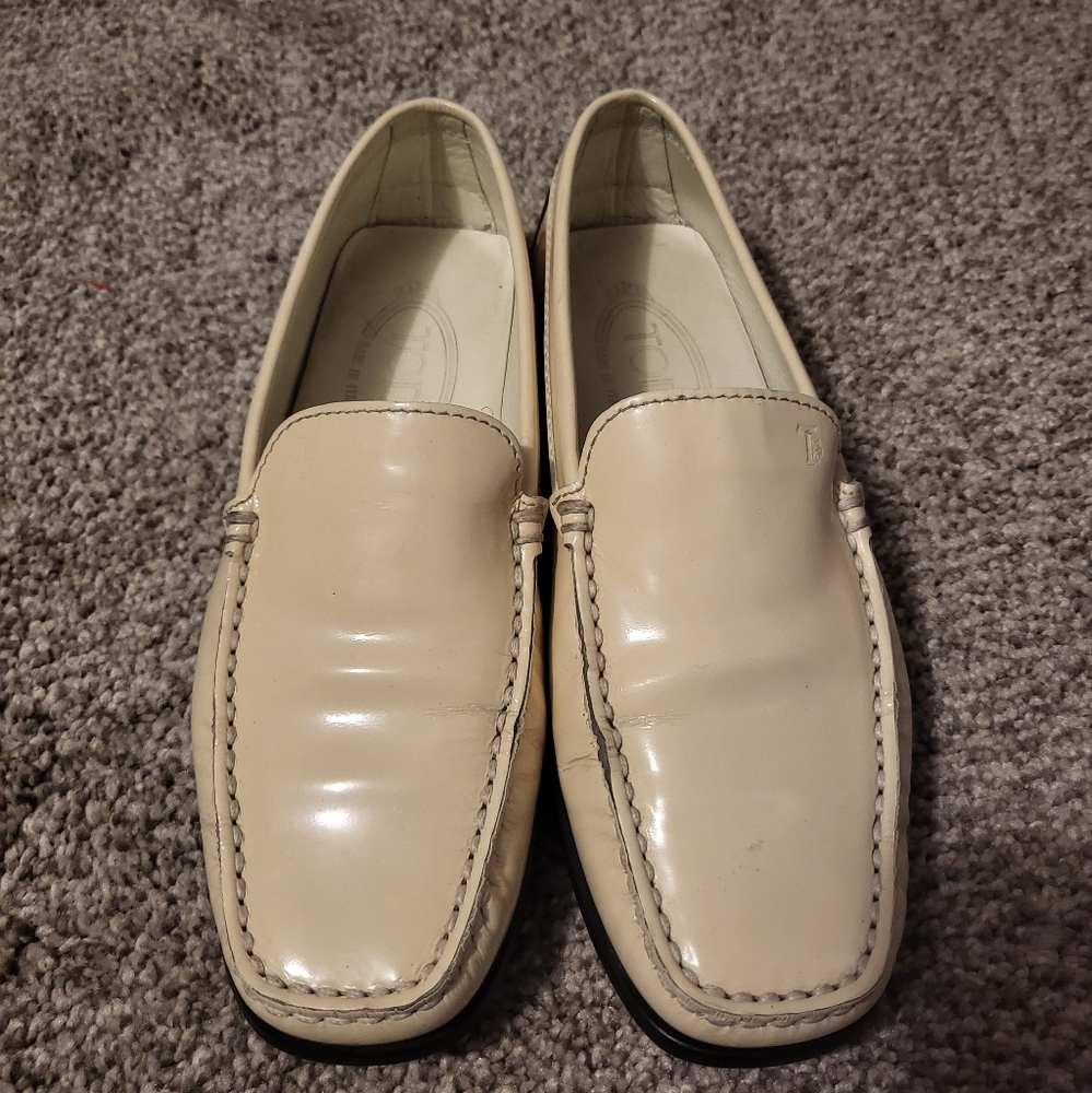 Tod's beige loafer